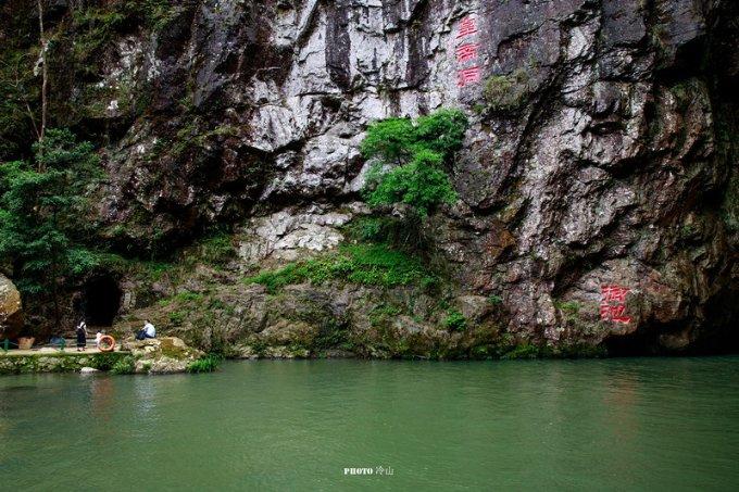 一名女子跳海3名深圳男青年迅速救援